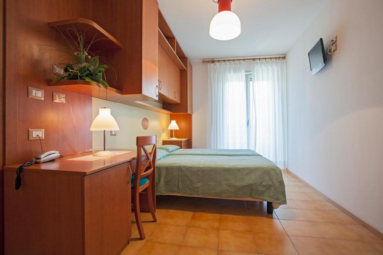 Hotel Garni Villa Magnolia Torbole Sul Garda Habitación foto